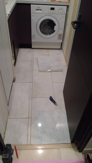 洗面所の床　大理石