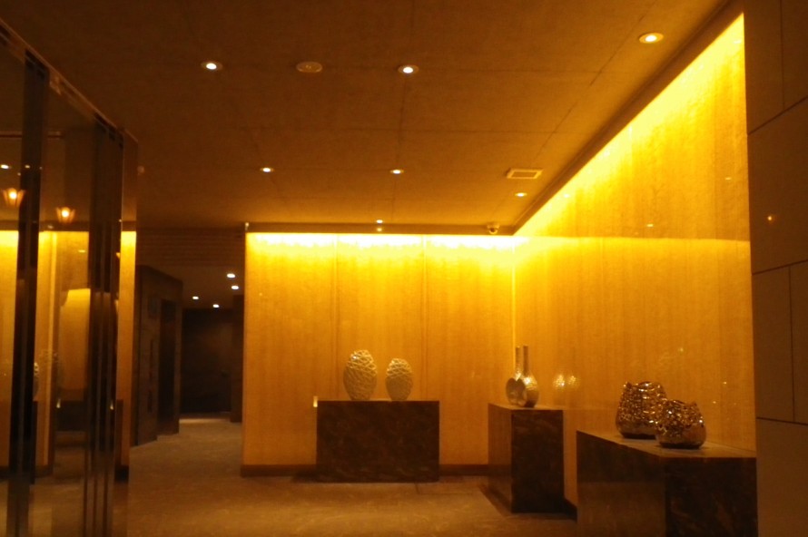 光壁の施工事例｜ライト・ストーンパネル |光る大理石複合板でオニキス 